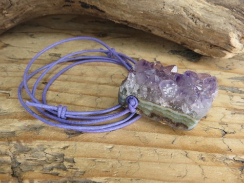 ametyst szczotka krystaliczna - talizman na rzemieniu