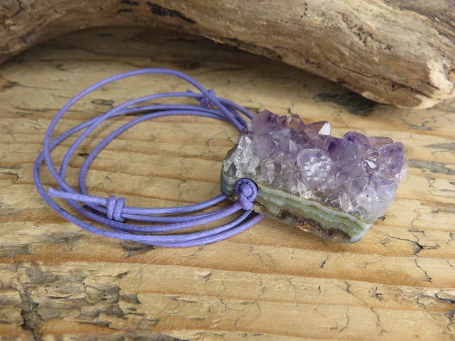 ametyst szczotka krystaliczna - talizman na rzemieniu