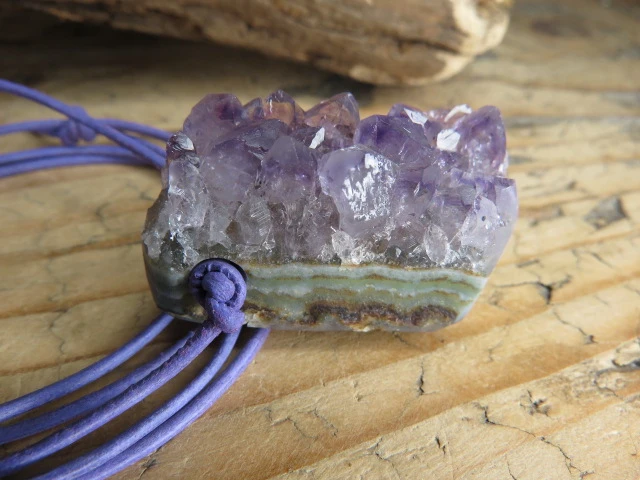 ametyst szczotka krystaliczna - talizman na rzemieniu