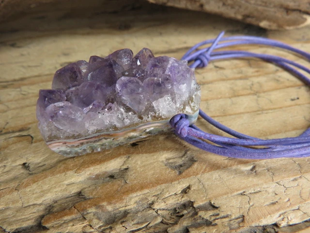 ametyst szczotka krystaliczna - talizman na rzemieniu