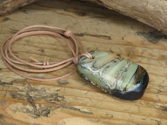 ząb mamuta - wisior na rzemieniu