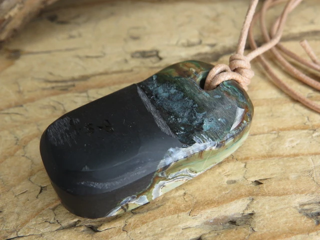 ząb mamuta - wisior na rzemieniu