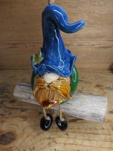 Ceramiczny skrzat – ręcznie wykonana zawieszka