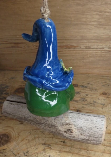 Ceramiczny skrzat – ręcznie wykonana zawieszka
