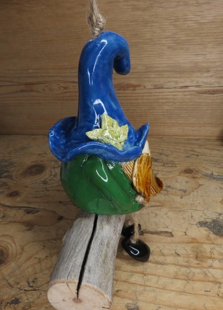 Ceramiczny skrzat – ręcznie wykonana zawieszka