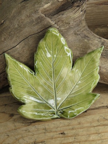 Mały ceramiczny talerzyk – liść w zieleni