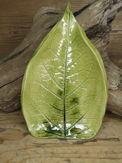 Mały ceramiczny talerzyk – zielony liść
