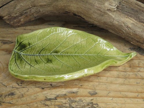 Mały ceramiczny talerzyk – zielony liść