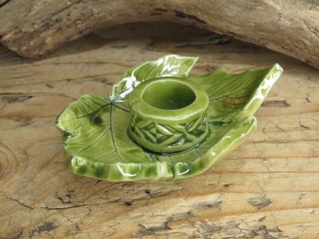 Świecznik ceramiczny – liść klonu w zieleni