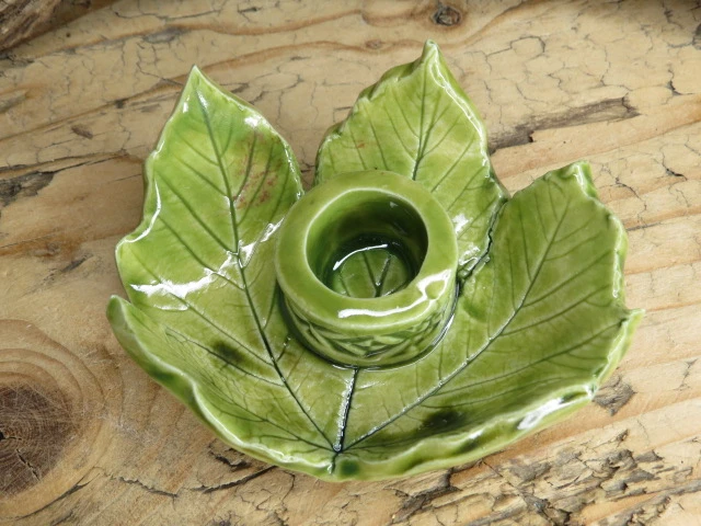 Świecznik ceramiczny – liść klonu w zieleni