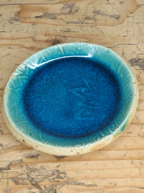 Mały ceramiczny talerzyk – turkusowa głębia