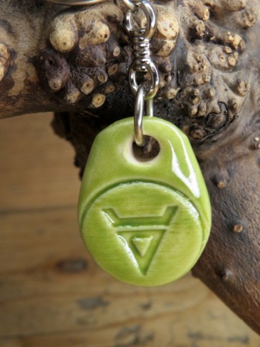 Weles – brelok ceramiczny z symbolem Welesa – słowiański talizman