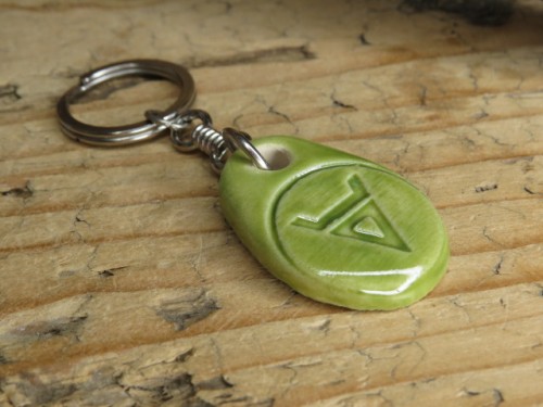 Weles – brelok ceramiczny z symbolem Welesa – słowiański talizman