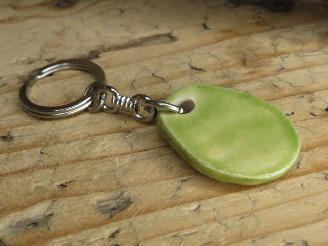 Weles – brelok ceramiczny z symbolem Welesa – słowiański talizman