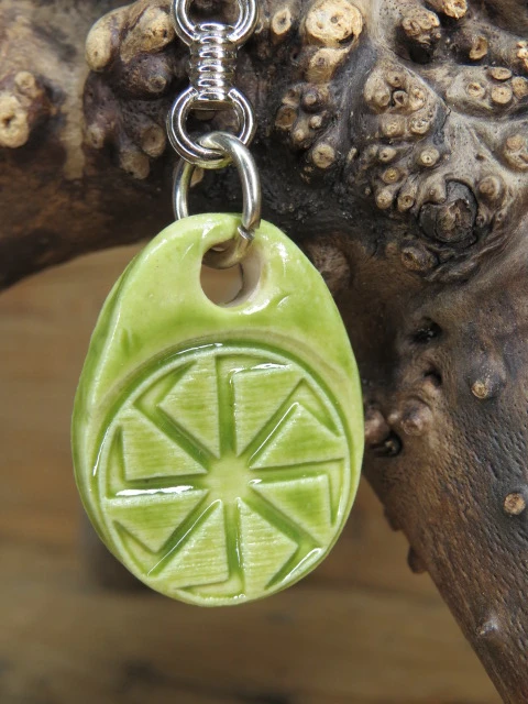 Brelok ceramiczny Swarga – słowiański talizman słońca i energii