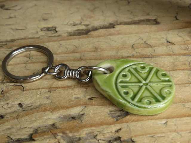 Perun - brelok ceramiczny z symbolem Peruna – słowiański talizman mocy i ochrony