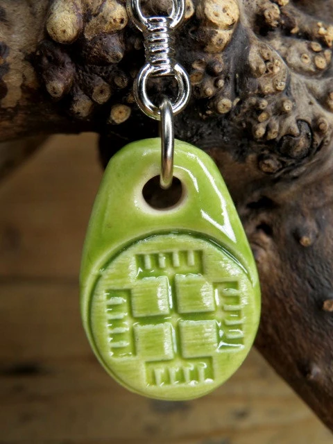 Brelok ceramiczny Ręce Boga – słowiański talizman ochrony i harmonii