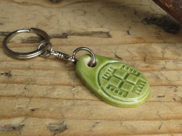 Brelok ceramiczny Ręce Boga – słowiański talizman ochrony i harmonii