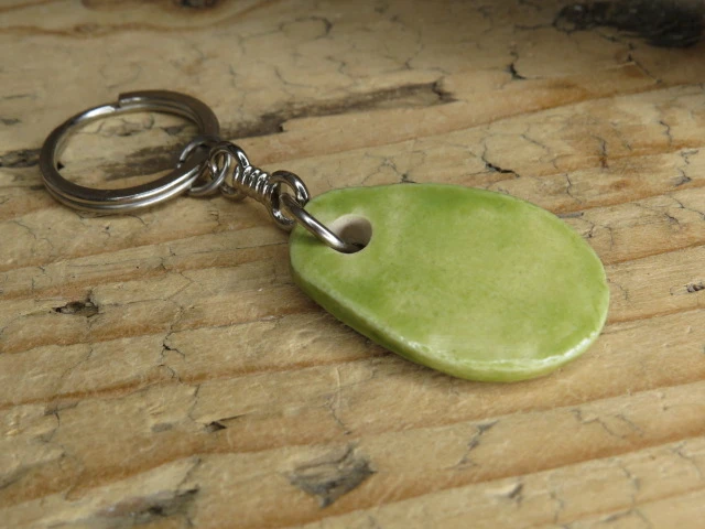 Brelok ceramiczny Ręce Boga – słowiański talizman ochrony i harmonii