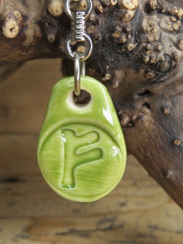 Brelok ceramiczny z runą Fehu – talizman obfitości i dobrobytu