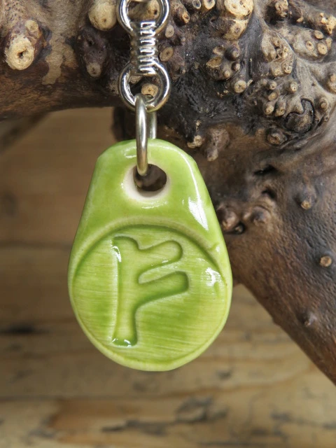 Brelok ceramiczny z runą Fehu – talizman obfitości i dobrobytu