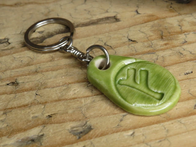 Brelok ceramiczny z runą Fehu – talizman obfitości i dobrobytu