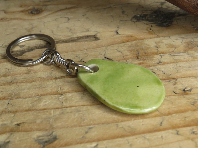 Brelok ceramiczny z runą Fehu – talizman obfitości i dobrobytu