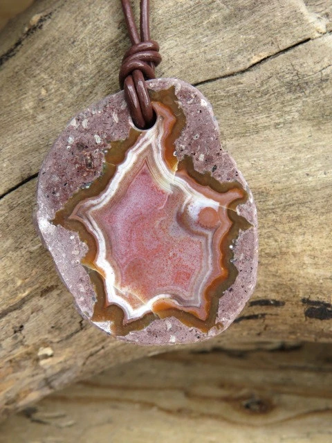 agat z Polski - amulet ogniska domowego - wisior na rzemieniu