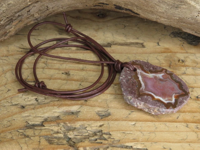 agat z Polski - amulet ogniska domowego - wisior na rzemieniu