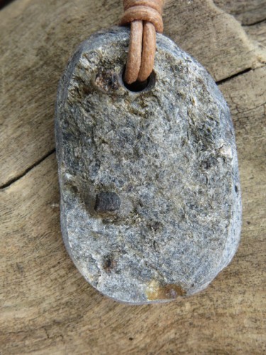 granaty w łupku na rzemieniu - kamień pasji, odwagi i energii