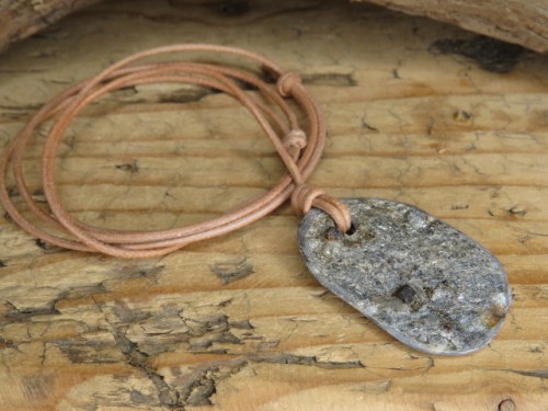 granaty w łupku na rzemieniu - kamień pasji, odwagi i energii