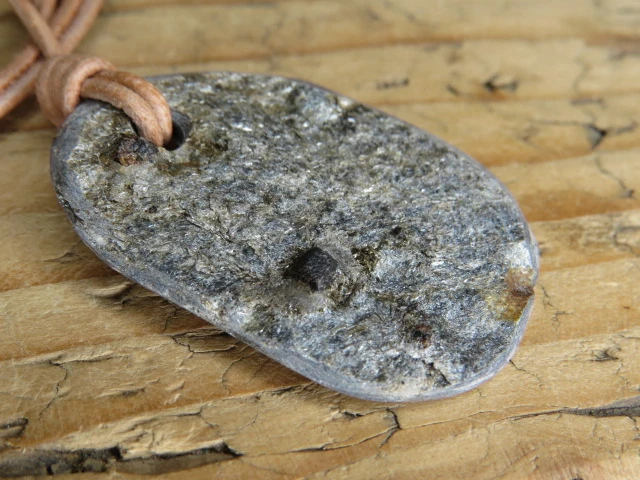 granaty w łupku na rzemieniu - kamień pasji, odwagi i energii