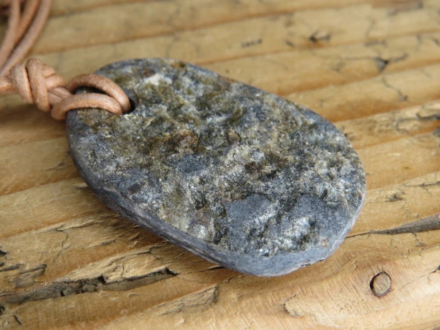 granaty w łupku na rzemieniu - kamień pasji, odwagi i energii