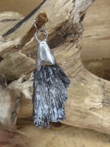 dysten czarny - cjanit wisior * amulet ochronny - rozwój duchowy