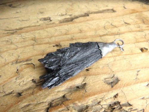 dysten czarny - cjanit wisior * amulet ochronny - rozwój duchowy