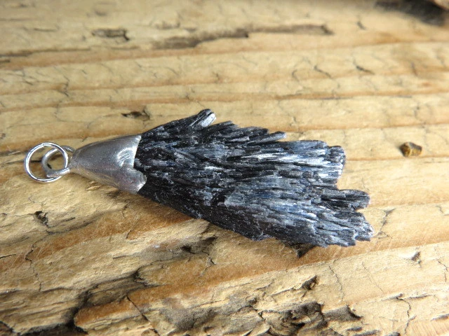 dysten czarny - cjanit wisior * amulet ochronny - rozwój duchowy