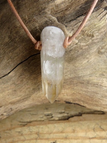 Naszyjnik z kryształu górskiego z fantomem – talizman harmonii i oczyszczenia