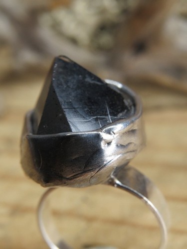 Pierścionek z kwarcu dymnego – naturalny kamień ochronny