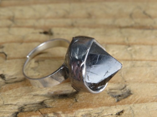Pierścionek z kwarcu dymnego – naturalny kamień ochronny