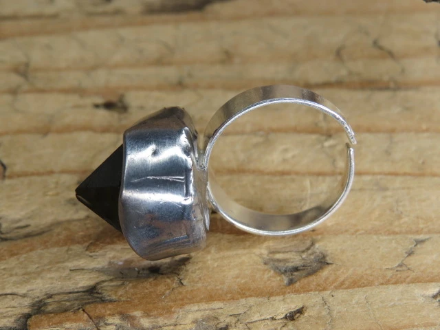 Pierścionek z kwarcu dymnego – naturalny kamień ochronny