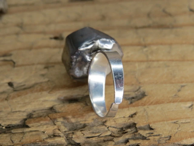 Pierścionek z kwarcu dymnego – naturalny kamień ochronny