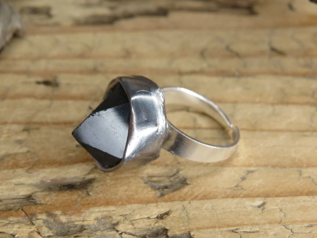Pierścionek z kwarcu dymnego – naturalny kamień ochronny