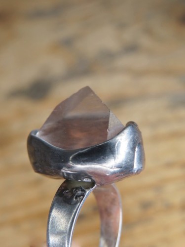 Pierścionek z kryształu górskiego – talizman światła i harmonii