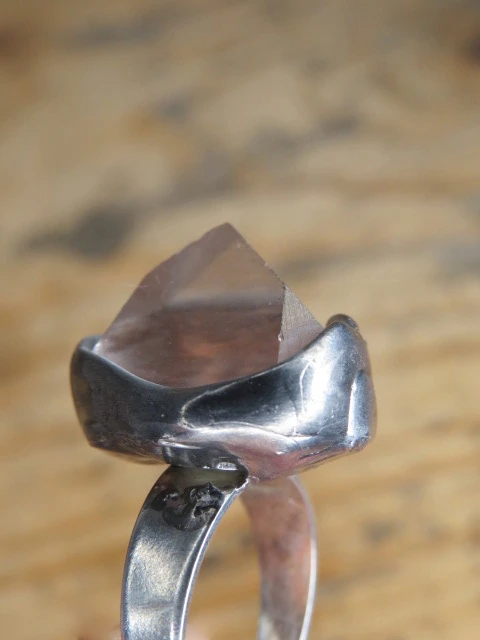 Pierścionek z kryształu górskiego – talizman światła i harmonii