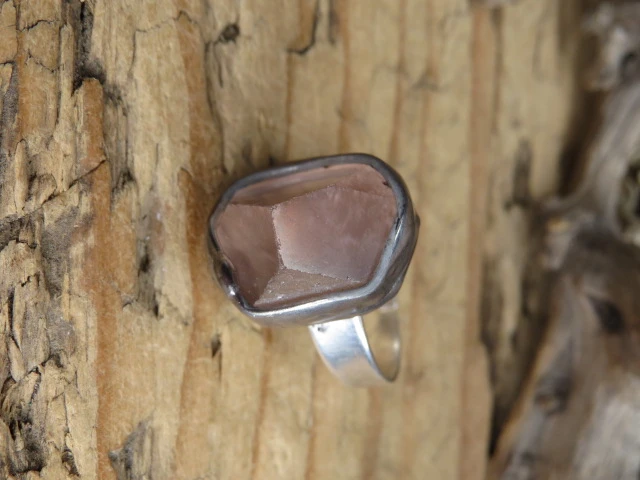 Pierścionek z kryształu górskiego – talizman światła i harmonii