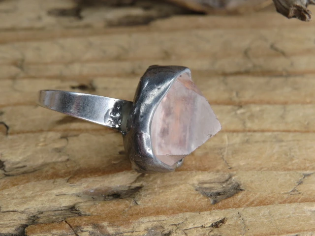 Pierścionek z kryształu górskiego – talizman światła i harmonii