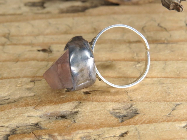 Pierścionek z kryształu górskiego – talizman światła i harmonii