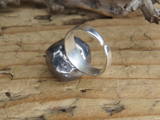 Pierścionek z kryształu górskiego – talizman światła i harmonii