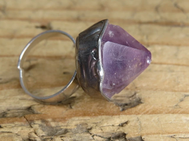 Pierścionek z kryształem ametysyu – talizman spokoju i intuicji