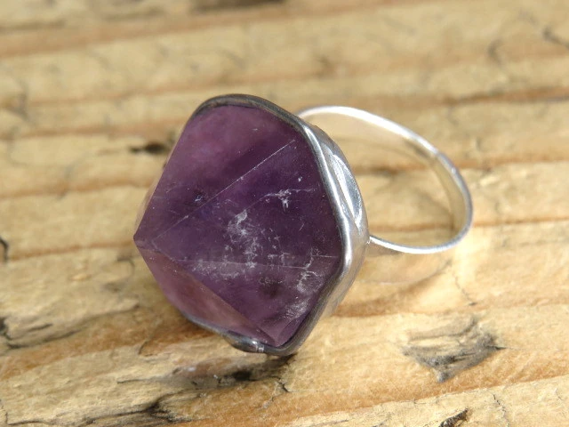 Pierścionek z kryształem ametysyu – talizman spokoju i intuicji